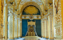 Символика солнца как один из узнаваемых атрибутов тронного зала царской семьи Романовых.
